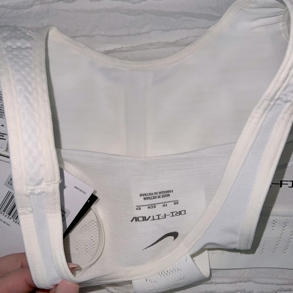 CUTE NIKE SPORTS BRA✨NEW - Picture 4 of 4